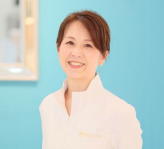 �������q